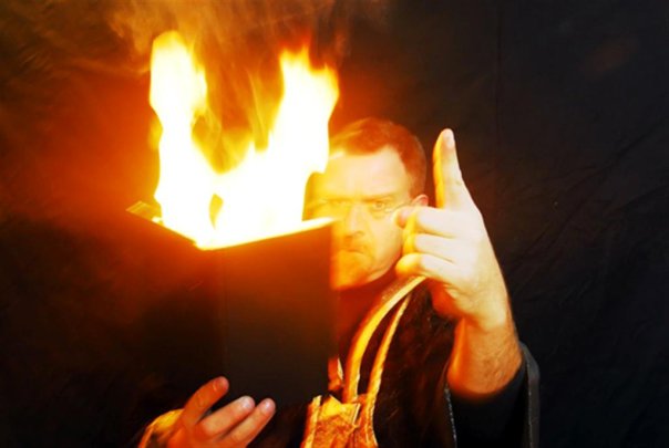 שוברים את הציניות ומרתקים קהל אינטליגנטי עם מופע המנטליזם וההיפנוזה של קליוסטרו