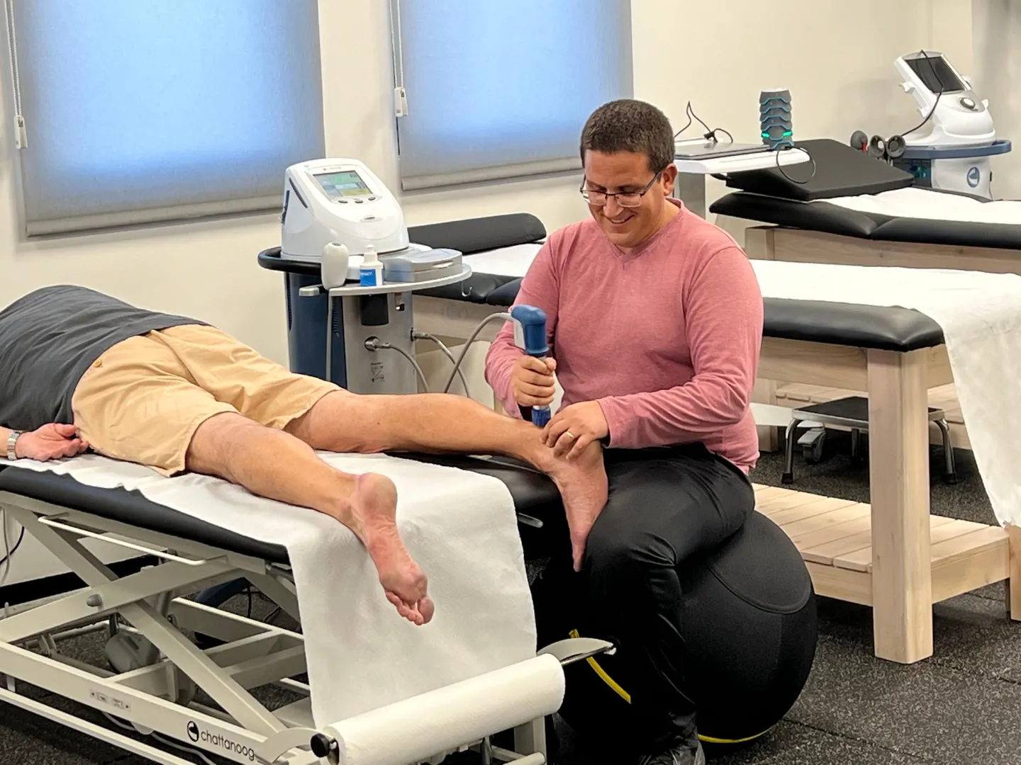 פיזיותרפיה לספורטאים: תוכנית שיקום ואימון מותאמת אישית לחזרה בטוחה לביצועי שיא